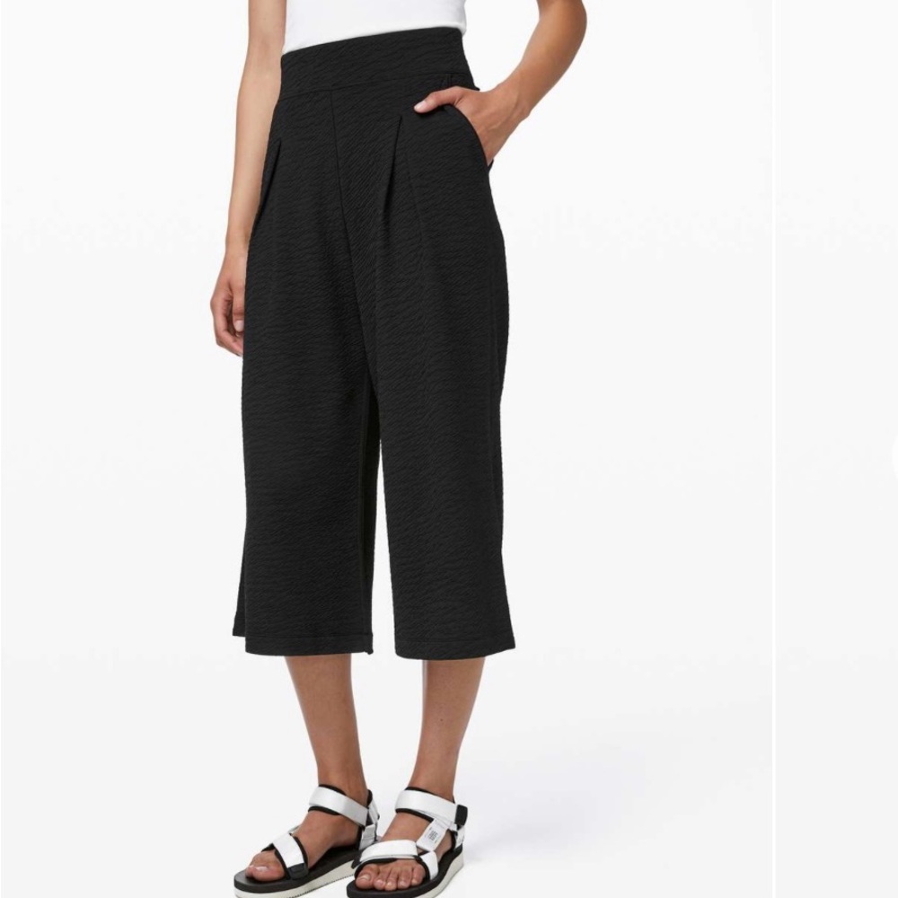 Lululemon Can You Feel The Pleat Crop Black Size 6